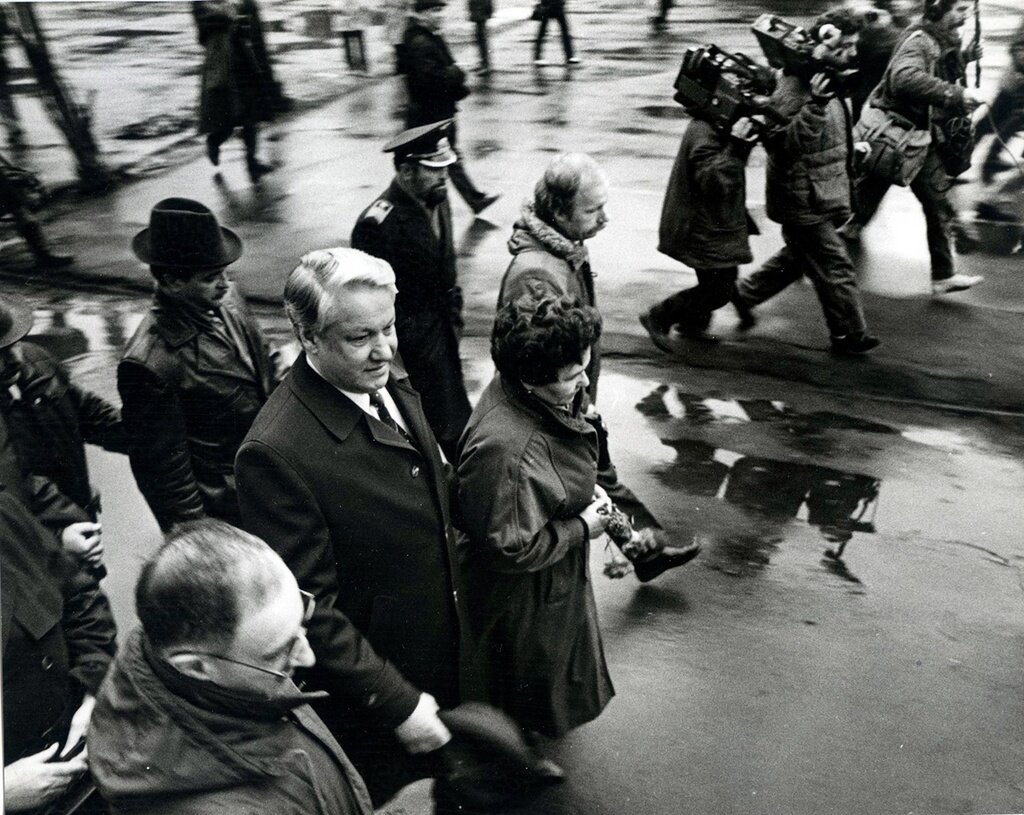 Борис Ельцин с супругой Наиной Ельциной по пути на избирательный участок на выборы народных депутатов СССР
Юрий Феклистов, 26 марта 1989 года, г. Москва, Ельцин Центр.
