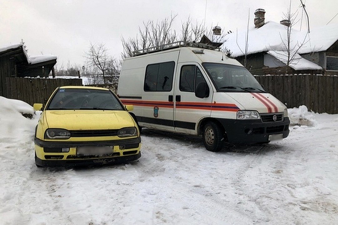 На помощь по вызволению щенков приехали спасатели. Фото: Елена Зиновьева.