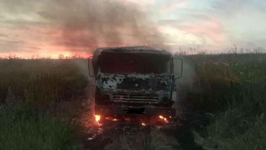 В Пронском районе загоревшийся «Камаз» поджёг фермерское поле