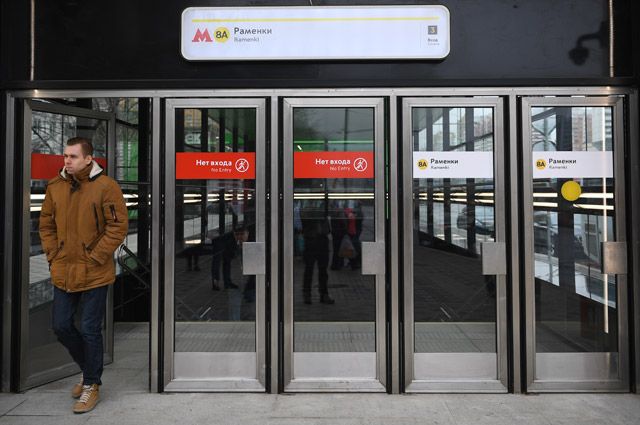 Двери в метро. Двери метро. Входная дверь - метро. Стеклянные двери в метро. Метро дверь Москва.