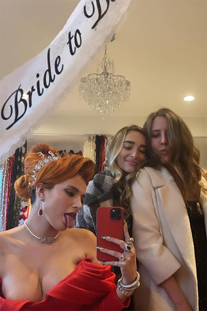 Два красных платья и огромный торт: Белла Торн и Бенджамин Масколо отметили помолвку Два красных платья и огромный торт: Белла Торн и Бенджамин Масколо отметили помолвку Звездные пары