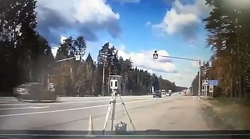 Автомобиль сбил частную камеру фиксации скорости в Подмосковье Автомобиль сбил частную камеру фиксации скорости в Подмосковье аварии,авто и мото,автоновости,видео,Россия