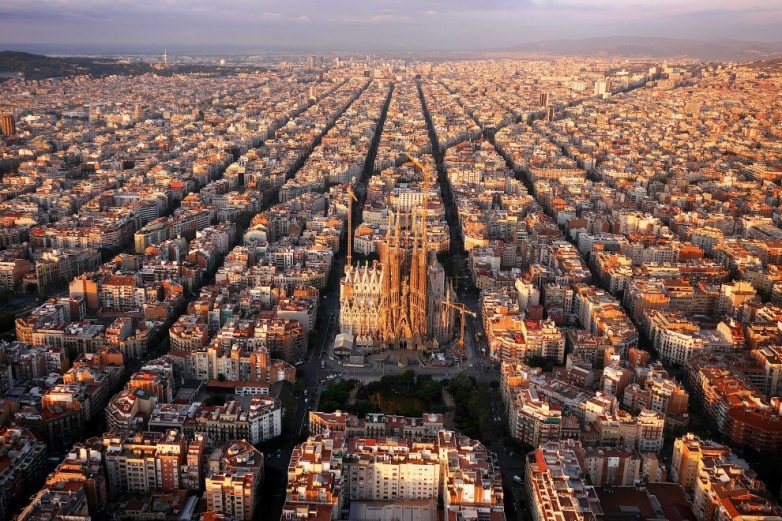 Города, изнемогающие от постоянного наплыва туристов