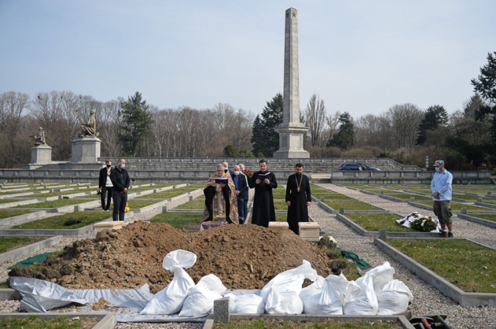 В центре мемориала павшим воинам находятся скульптуры, изображающие солдат Красной армии, и 21-метровый гранитный обелиск с надписью «Вечная слава героическим солдатам непобедимой Советской армии, павшим в боях с гитлеровскими захватчиками за освобождение Польши и нашей столицы Варшавы».