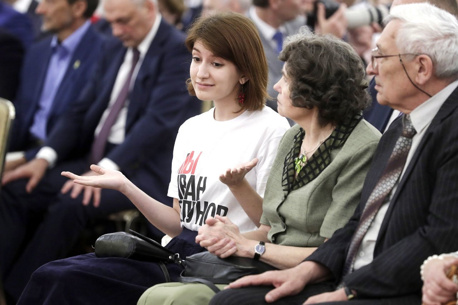 Анна Луганская в Кремле, 12.06.19.png Анна Луганская в Кремле, 12.06.19.png