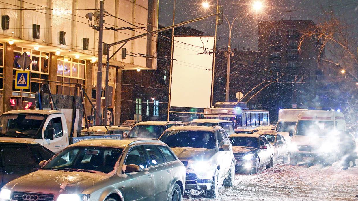 Девятибалльные пробки образовались в Москве из-за первого снега
