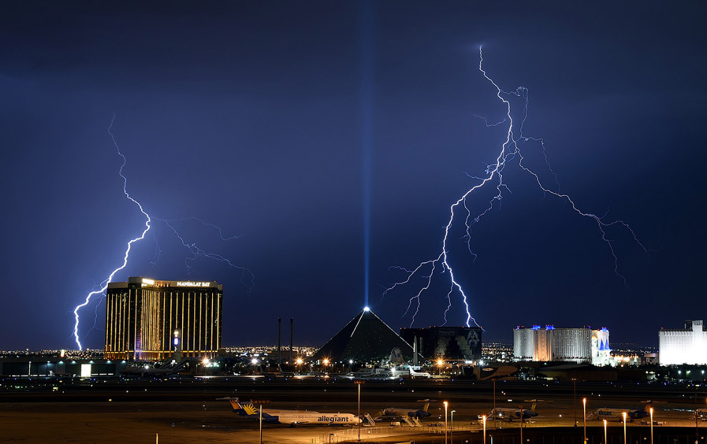Молния вспыхивает над Лас-Вегасом в штате Невада