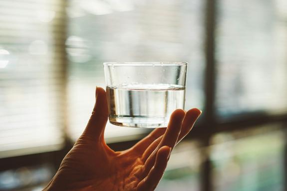 Диетолог Лазуренко: Простая вода является самым эффективным детокс-напитком
