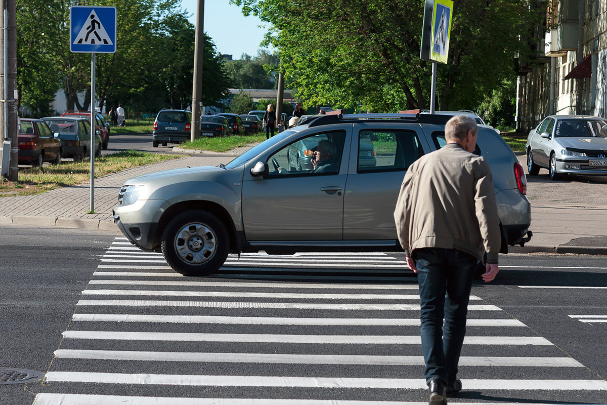 Пропустить пешехода на переходе: что это согласно ПДД авто,авто мото,вождение авто,вождение автомобиля,ГАИ,ГИБДД,ПДД,пешеходный переход,пешеходы,правила,правила вождения,советы автомобилистам,штрафы