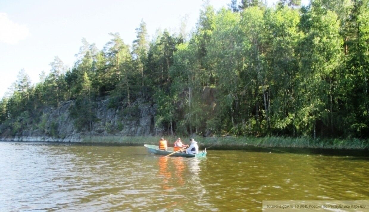 Сот рыбак. На катере в озере Выгозеро. Троя пропавших рыбака в Омске.