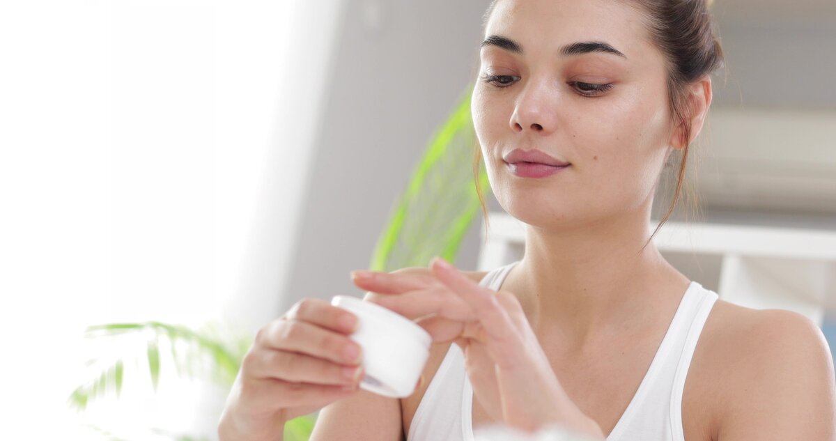 В последние годы корейская косметика становится все более популярной в мире. Это связано с рядом преимуществ и особенностей, которые отличают ее от других косметических брендов.