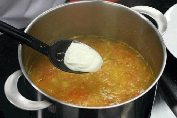 Сметану нужно добавлять за 10 минут до готовности. / Фото: vkyseda.ru Сметану нужно добавлять за 10 минут до готовности. / Фото: vkyseda.ru