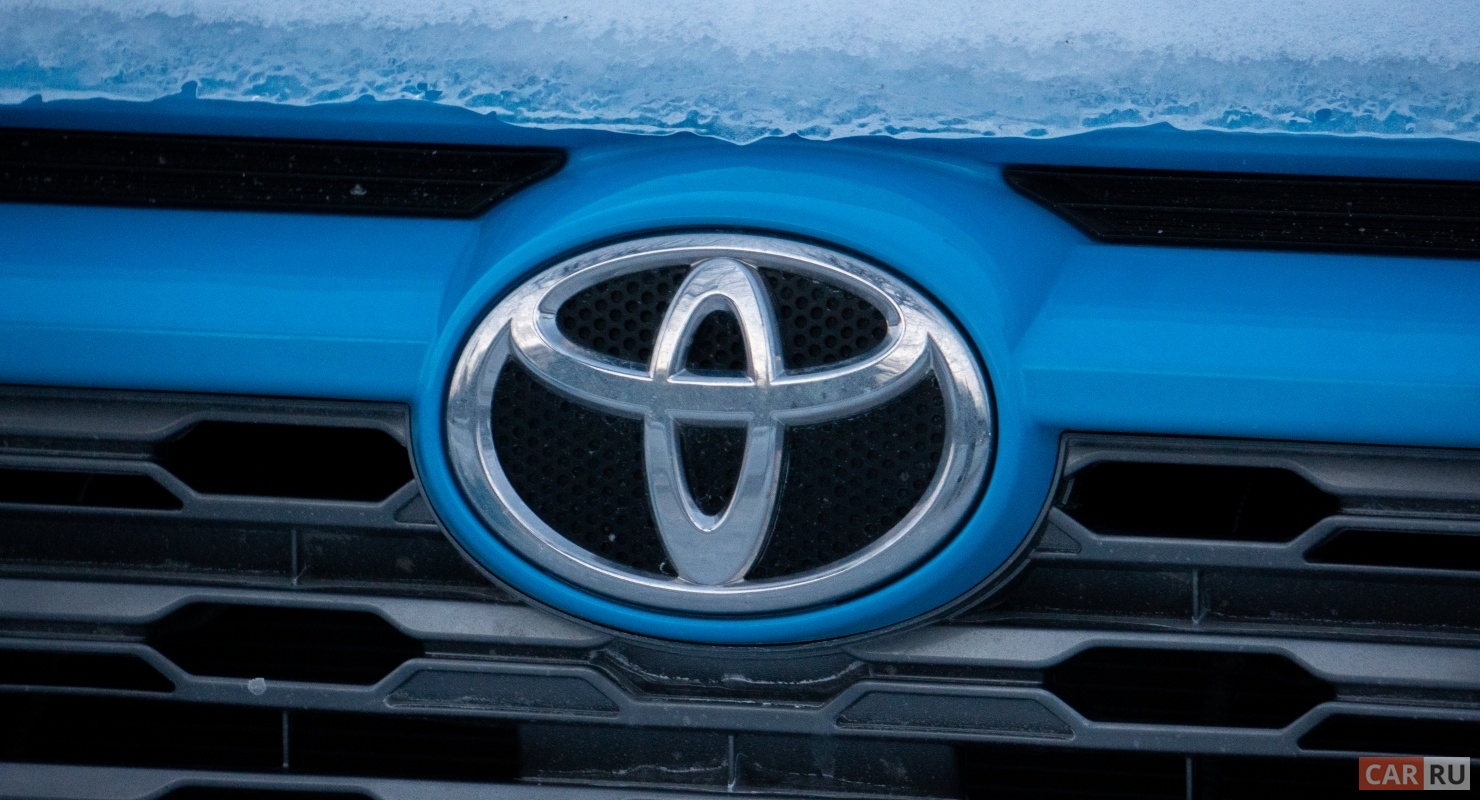 Российские автосалоны начали продавать семиместные Toyota Veloz за 3,9 млн рублей Автомобили
