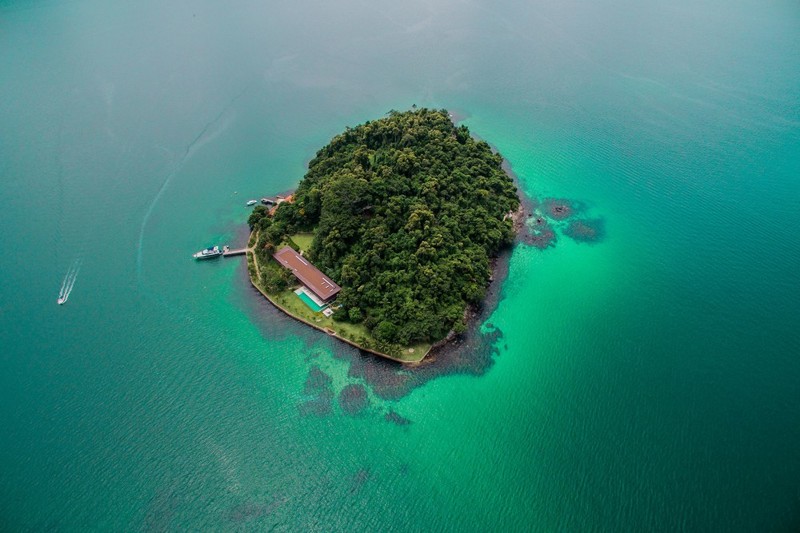Удивительный особняк с прозрачным фасадом на острове в Бразилии
