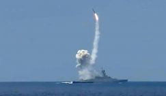Пуск крылатой ракеты "Калибр" с малого ракетного корабля Черноморского флота "Зеленый Дол"