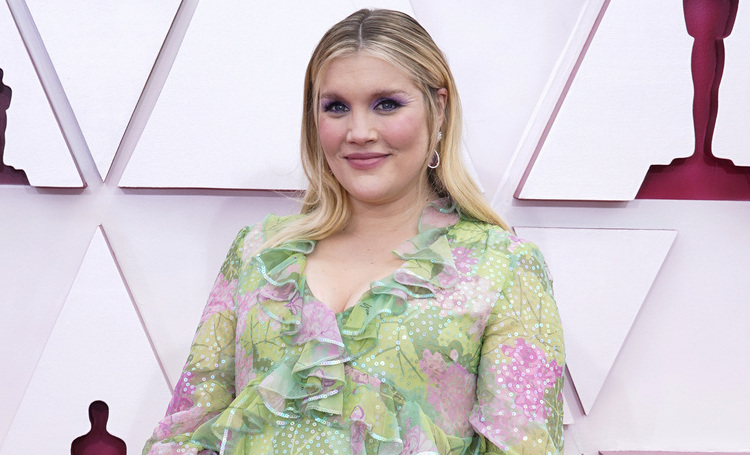 Оскар-2021: беременная Эмиральд Феннел на красной дорожке премии