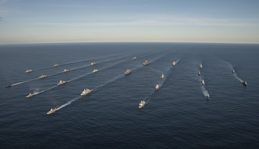 Двадцать четыре корабля из 14 стран принимают участие в совместных учениях войск НАТО Trident Juncture 2018 (Единый трезубец) в Норвежском море. 7 ноября 2018 
