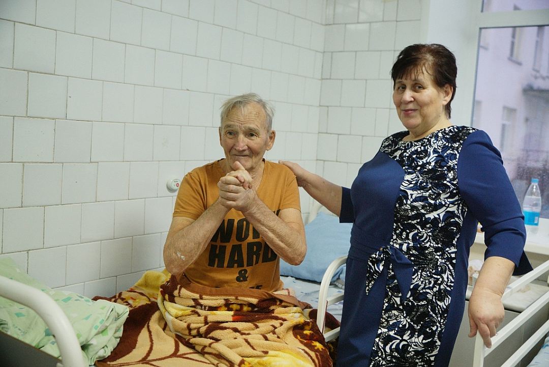Сейчас за пенсионером ухаживает только жена Татьяна и младший сын Антон. Фото: Алексей БУЛАТОВ