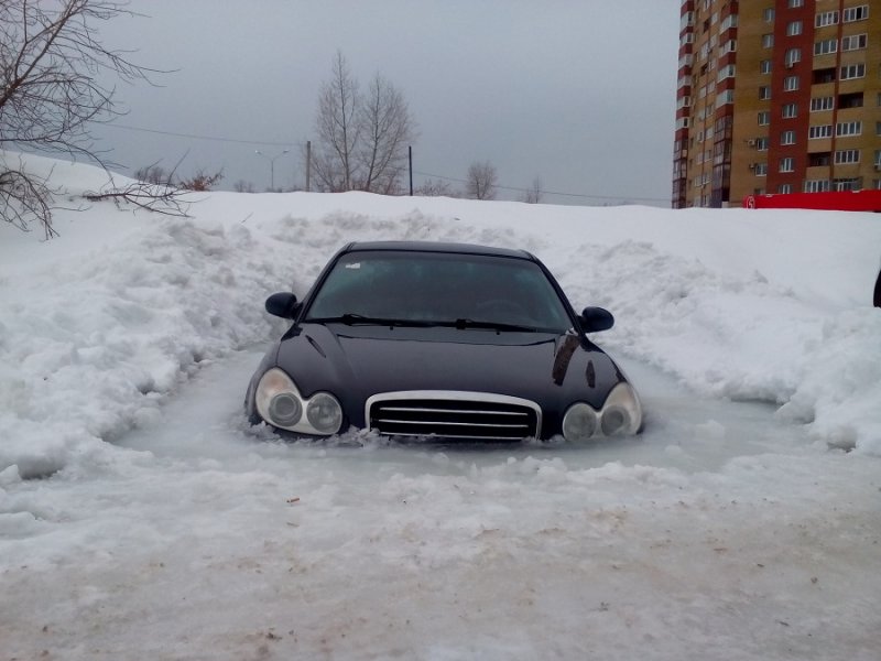 В Уфе иномарка вмерзла в лед вместе с дверями hyundai, зима, лед