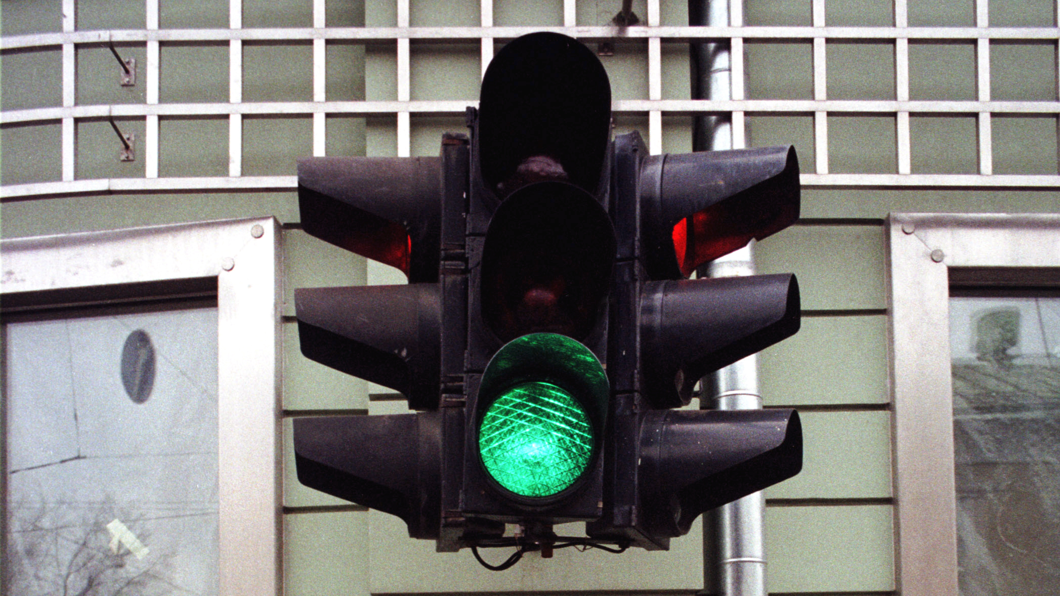 В Долгопрудном умный светофор на перекрестке уменьшил пробки в два раза