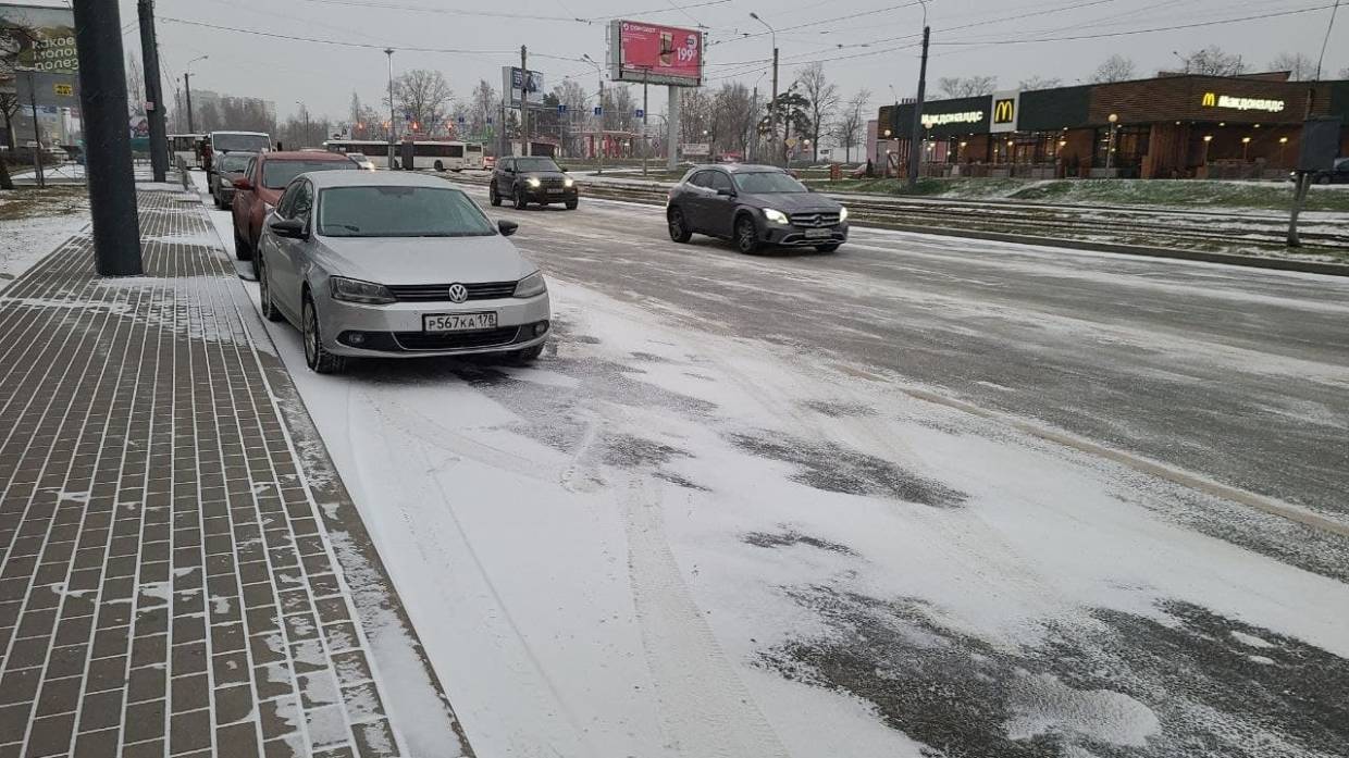 Количество машин, убирающих снег в Петербурге, официально завышено
