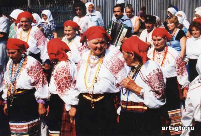 Женский праздничный костюм села Россошь Репьевского района Воронежской области