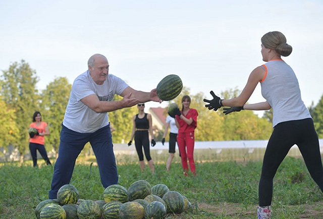 День рождения Александра Лукашенко: спорт, девушки и арбузы (5 фото) 