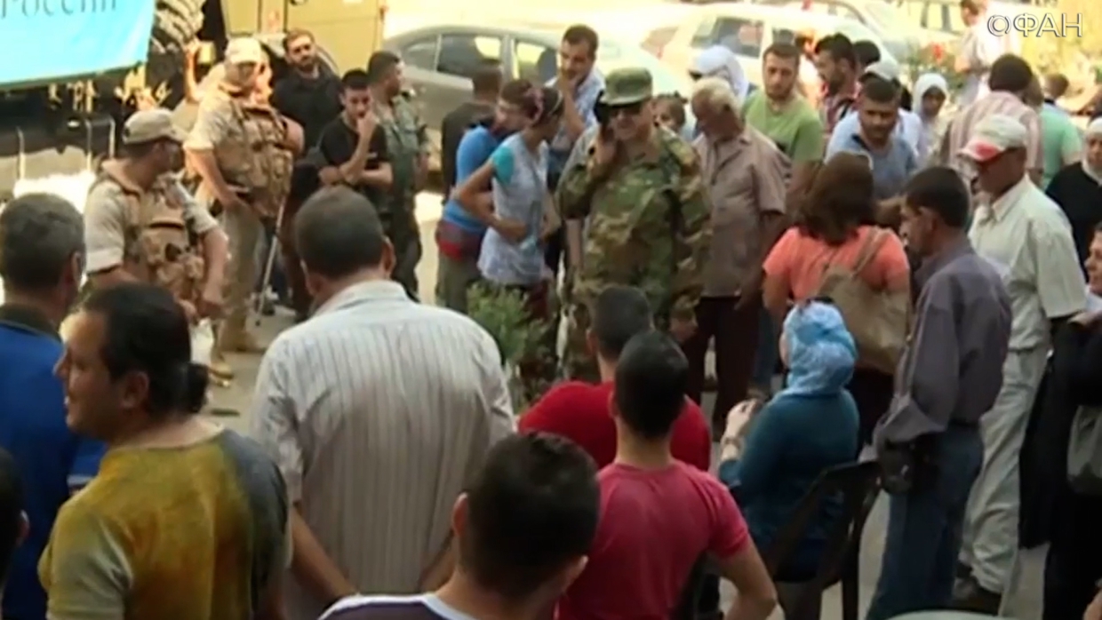 Российские военные провели гуманитарную акцию в провинции Алеппо Весь мир