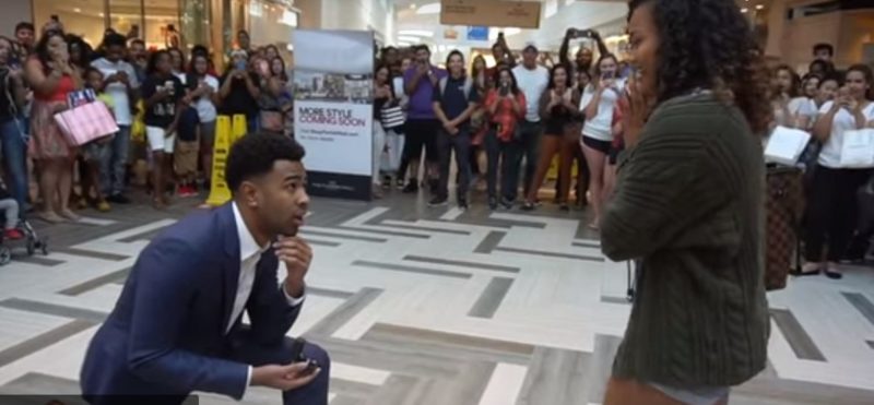 Парень сделал девушке предложение на глазах у людей, но девушка отказала – Посмотрите на реакцию присутствующих 