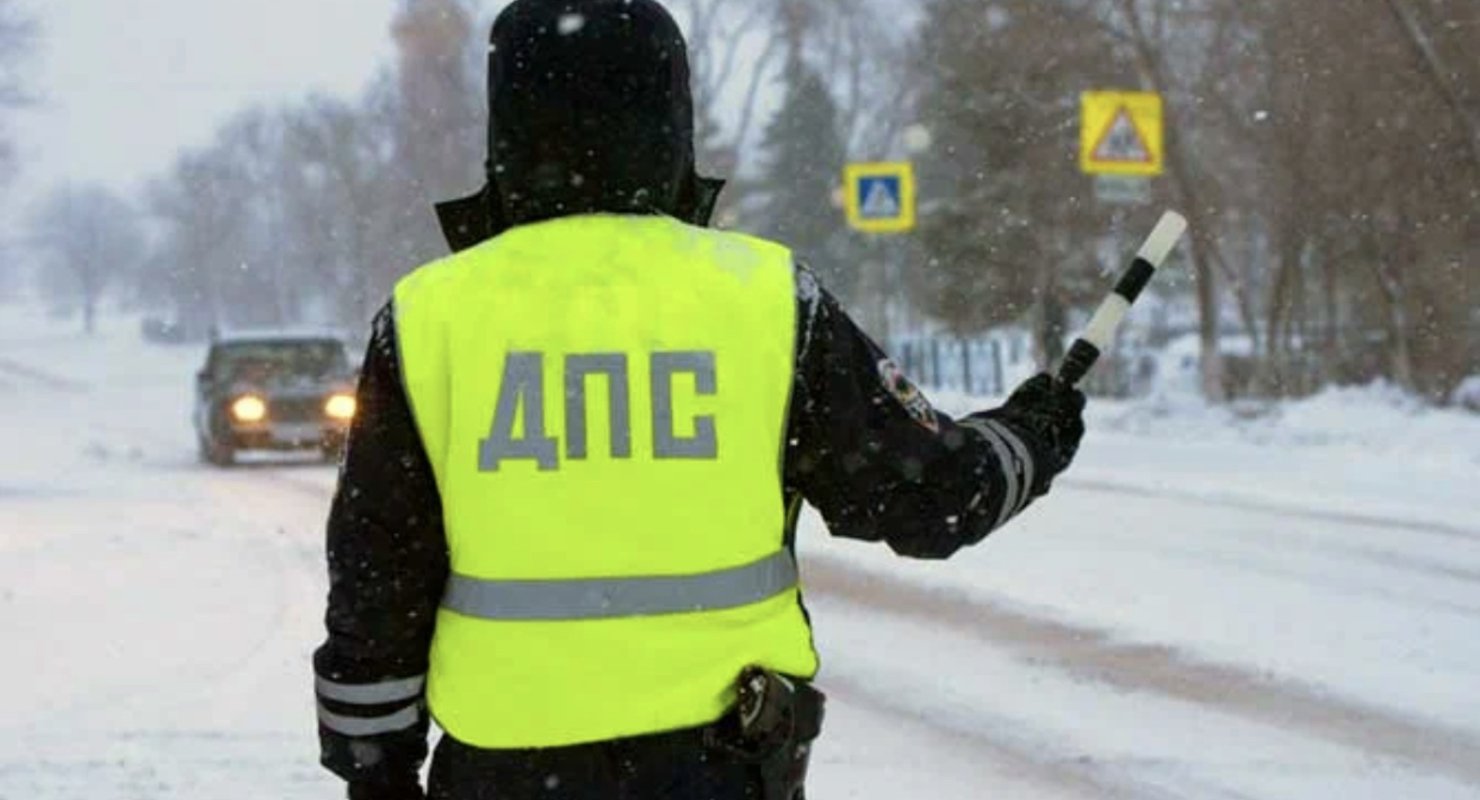 Сотрудник ГИБДД остановил, а сам не подходит. Можно ли уехать?