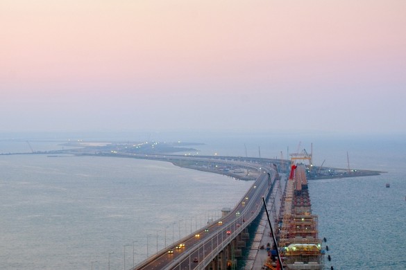 Строители трудятся над сооружением железнодорожной части Крымского моста. Фото: most.life
