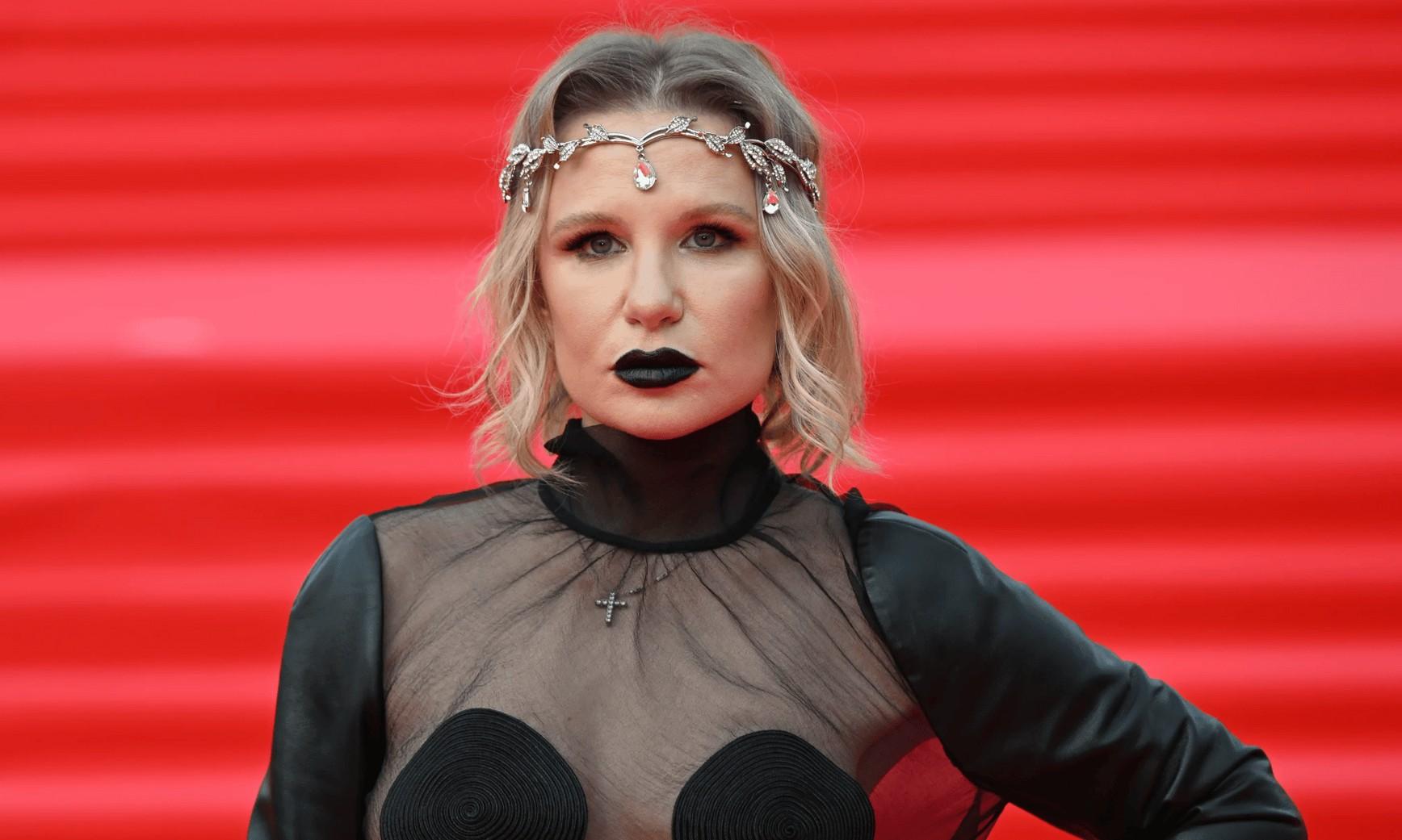 В «голом» платье и с готическим макияжем: Валерия Гай Германика с дочерью на открытии ММКФ-2026