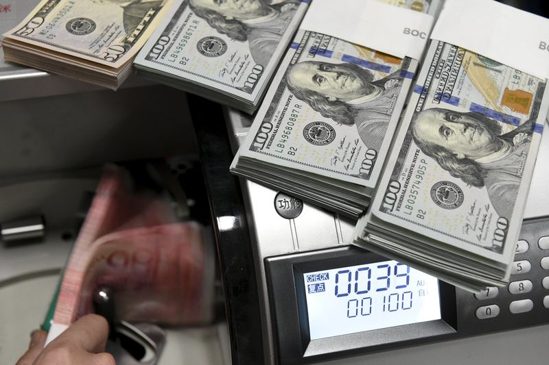 ЦБ РФ установил курс доллара США с 29 октября в размере 70,5207 руб.