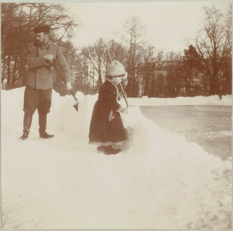 Николай II и цесаревич Алексей убирают снег перед дворцом, 1909 год. история, ретро, фото