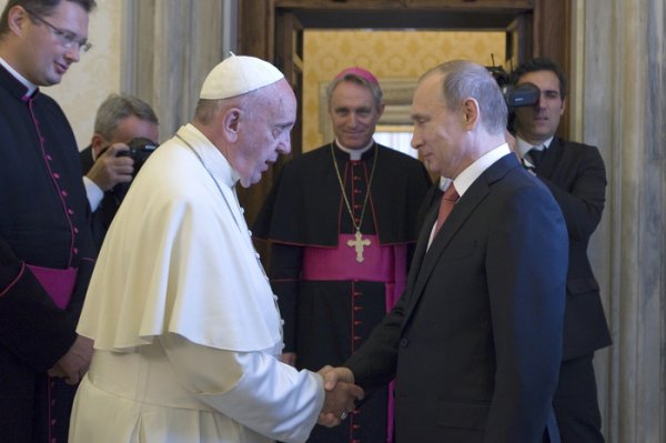 Для Ватикана Москва явно ценнее Украины