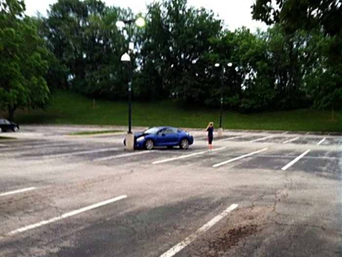 17 девушек, чьи отношения с автомобилями явно не заладились 17 девушек, чьи отношения с автомобилями явно не заладились