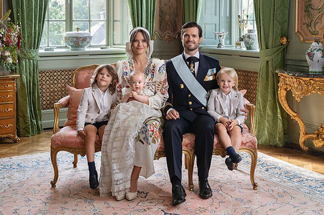 Принц Швеции Карл Филипп и принцесса София с детьми на крестинах младшего сына: новые фото