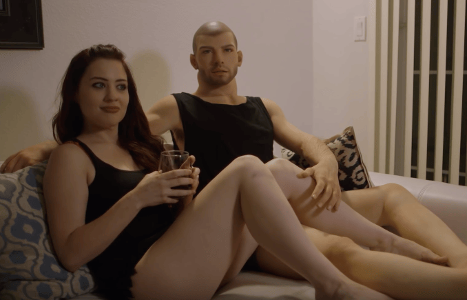 Американская журналистка в восторге от первого в мире силиконового мужчины видео, девушка, люди, мужчина, секс-кукла
