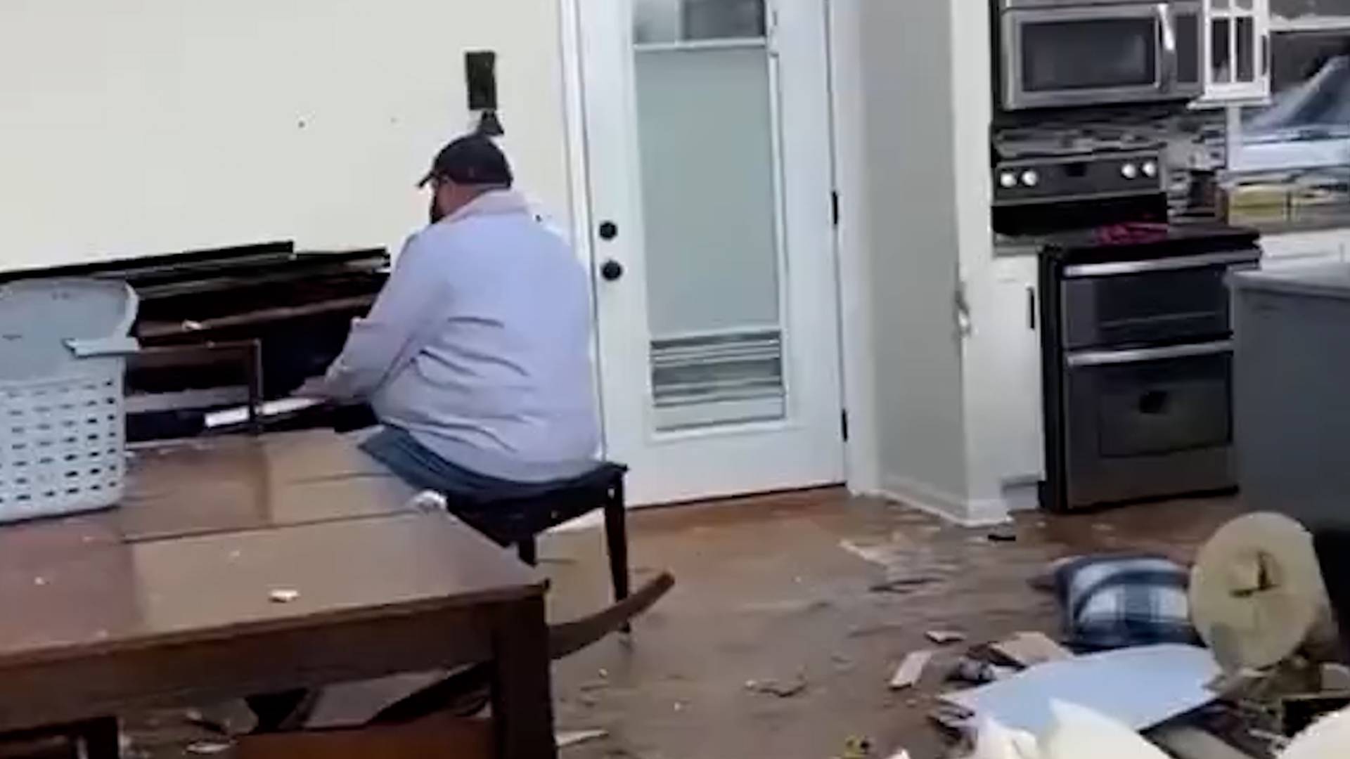 Житель Кентукки сыграл на рояле в разрушенном торнадо доме