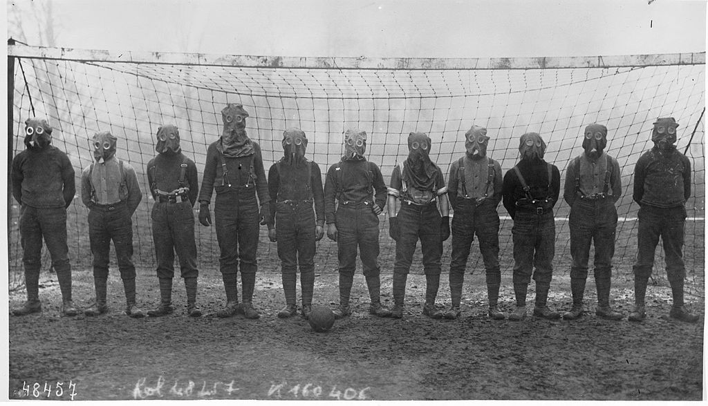 Футбольная команда британских солдат в противогазах, 1916.