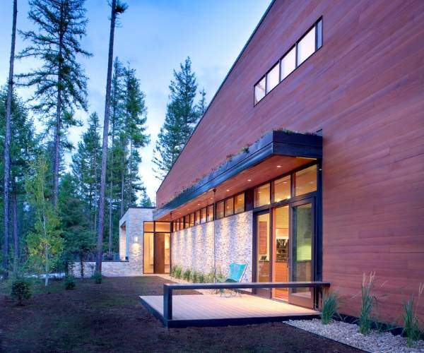 Ультрасовременное крыльцо деревянного дома с навесом