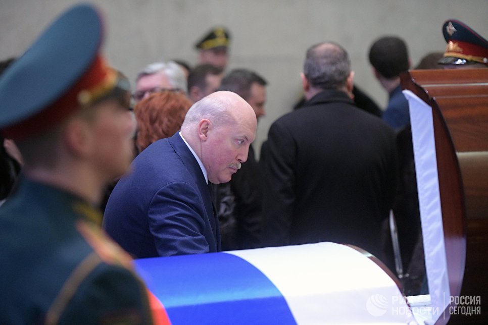 Член Комитета СФ по экономической политике Дмитрий Мезенцев на церемонии прощания с постоянным представителем РФ при ООН Виталием Чуркиным