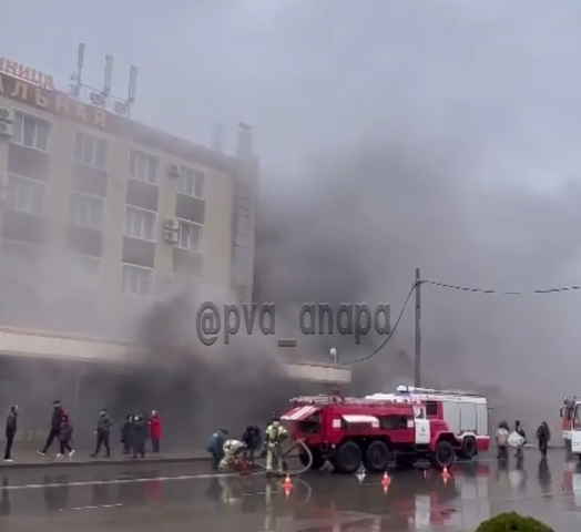 В центре Анапы горит гостиница: из здания эвакуировали 15 человек