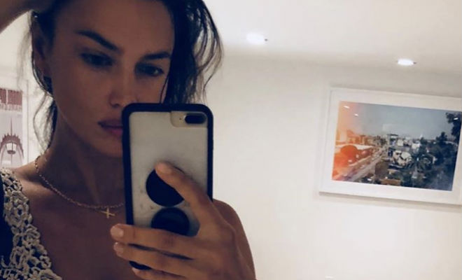 Ирина Шейк не стала надевать майку, а накинула пиджак прямо на купальник Культура