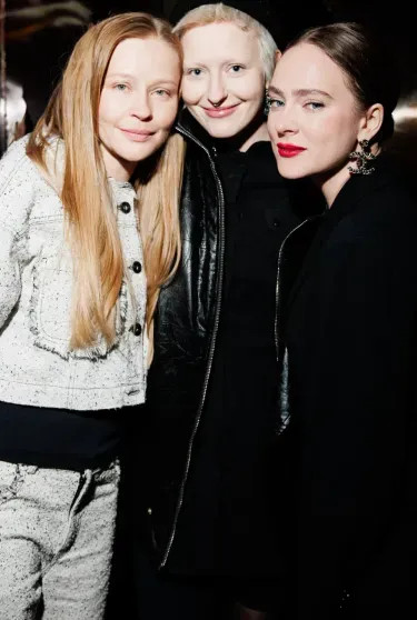 Аглая Тарасова, Юлия Пересильд, Милош Бикович и Анна Цуканова-Котт отпраздновали день рождения Кристины Асмус Асмус, Кристина, Чайкина, Тройник, Михаил, ЦукановаКотт, Харламова, рождения, Руденок, Ковальчук, Аглая, Пересильд, Михеева, Оксана, Зулькарнаев, Милош, дочерью, конфликтовали, финансов, смогли