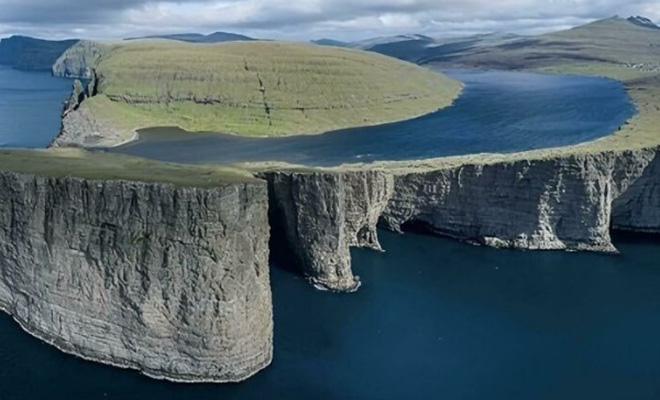 Туристы приехали на Фареры и пришли на озеро. Подойдя к краю они поняли, что оно словно висит над океаном п,Культура [1134516]