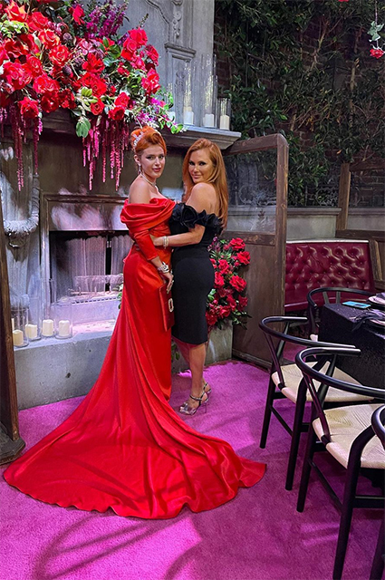 Два красных платья и огромный торт: Белла Торн и Бенджамин Масколо отметили помолвку Два красных платья и огромный торт: Белла Торн и Бенджамин Масколо отметили помолвку Звездные пары