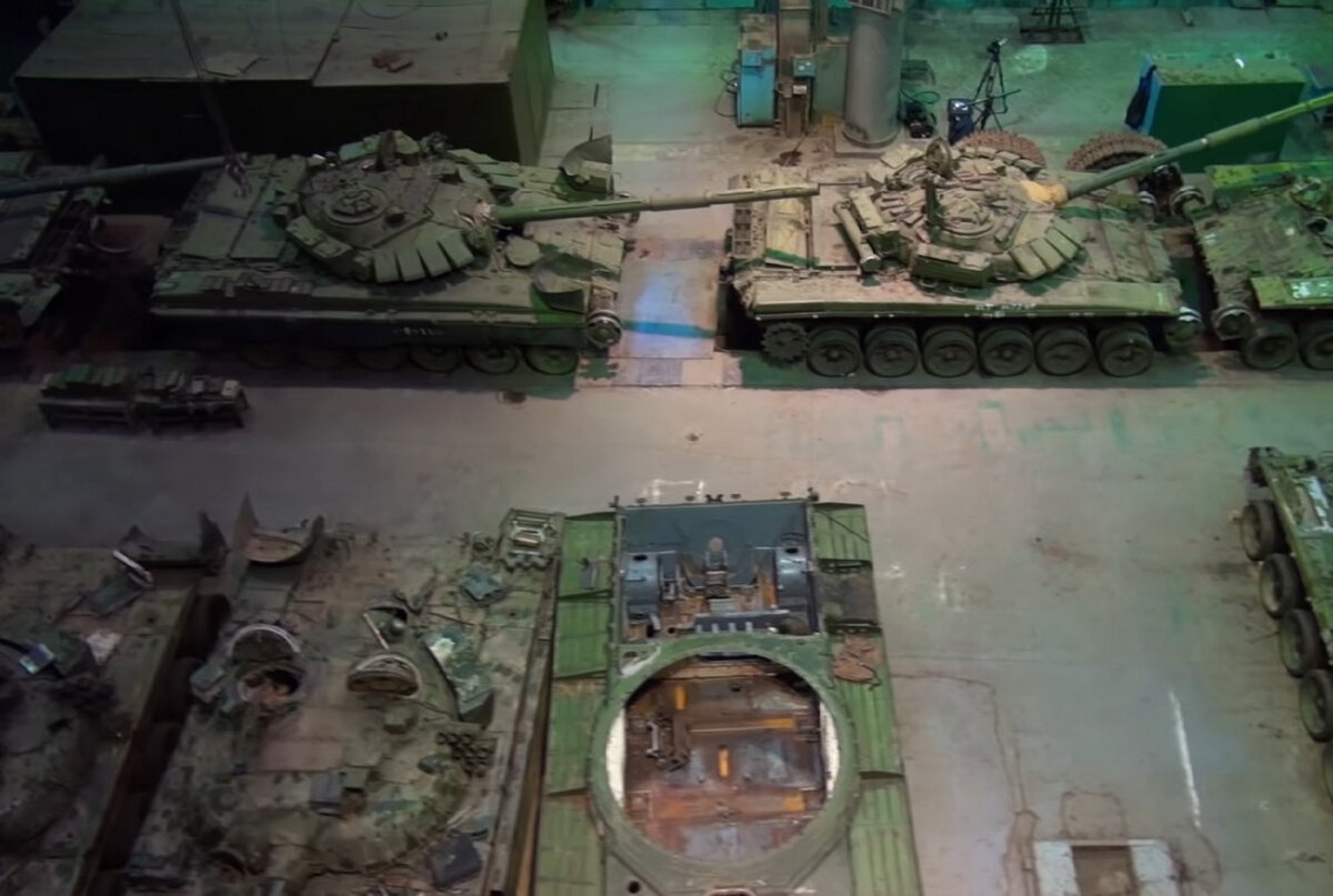 Стоит отметить тот факт, что после принятия на вооружение советского танка Т-72 западные издания неоднократно публиковали материалы на тему того, что эта машина опередила свое время.-2