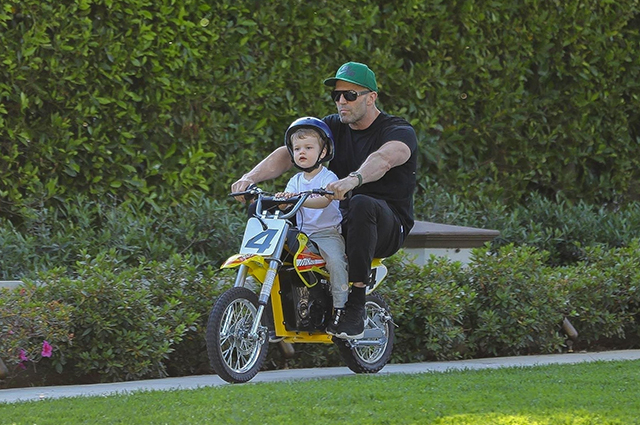 Джейсон Стэтхем учит двухлетнего сына Джека кататься на мотоцикле в Беверли-Хиллз