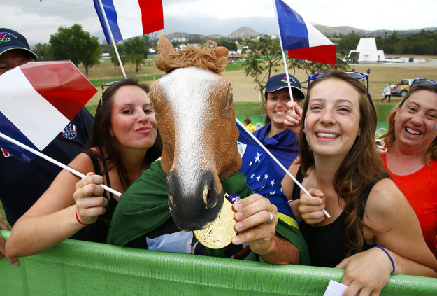 Для французской женской команды по конному спорту преданный болельщик сделал все, что мог болельщики, искусство болеть, костюмы, макияж, олимпиада
